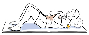 Hombre acostado haciendo abdominales parciales.