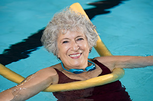 Mujer que se ejercita en una piscina.