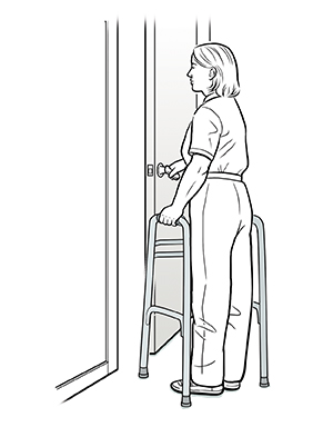 Mujer con andador tirando de la puerta para abrirla y preparándose para pasar.